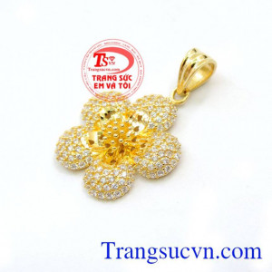Sản phẩm kèm giấy kiểm định vàng chất lượng, giao hàng toàn quốc, có thu mua lại với thời hạn vĩnh viễn. Mặt Dây Bông Mai Vàng Quý Phái