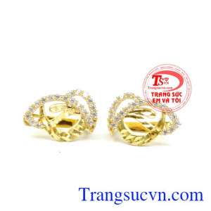 Bông tai nữ kiều tiểu linh lung. Đẹp đến từng chi tiết mẫu bông tai còn sở hữu đá sắc tím nổi bần bật mang lại nét quyến rũ khó cưỡng cho bất kỳ cô gái nào diện mẫu này.