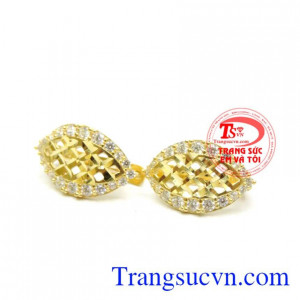 Bông tai nữ cành vàng lá ngọc.Đây cũng chính là món quà mà cô nàng nào cũng khao khát nhận được, cánh mày râu có thể nghĩ ngay đến phụ kiện này khi muốn làm nửa kia của mình hạnh phúc bất ngờ nhé!