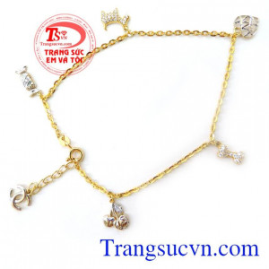 Lắc chân nữ được làm vàng chất lượng đảm bảo thiết kế tinh tế này chắc chắn sẽ làm hài lòng các bạn gái.