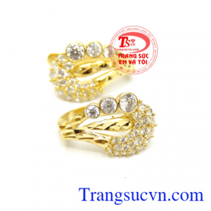 Bông tai liễu mi như yên.Ngoài việc đốn tim hội chị em bằng vẻ ngoài lung linh, sản phẩm này còn hớp hồn chị em bởi chất lượng và giá thành trên cả tuyệt vời.