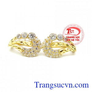 Để trở thành chủ nhân của mẫu phụ kiện gây sốt này, các nàng nhanh tay liên hệ Trang sức em và tôi. Bông tai liễu mi như yên.