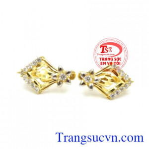 Bông tai thướt tha yểu điệu.Đây cũng chính là món quà mà cô nàng nào cũng khao khát nhận được, cánh mày râu có thể nghĩ ngay đến phụ kiện này khi muốn làm nửa kia của mình hạnh phúc bất ngờ nhé!