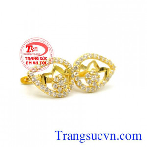 Bông tai dịu dàng như ngọc.