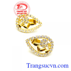 Bông tai dịu dàng như ngọc. Đẹp đến từng chi tiết mẫu bông tai còn sở hữu đá sắc tím nổi bần bật mang lại nét quyến rũ khó cưỡng cho bất kỳ cô gái nào diện mẫu này. 