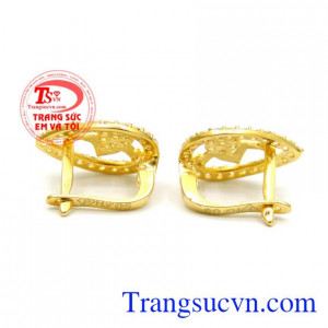 Bông tai dịu dàng như ngọc.