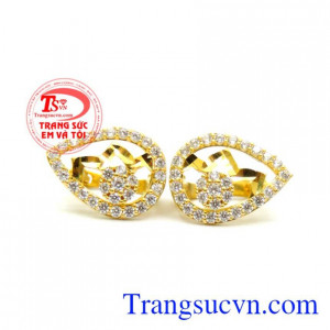 Bông tai dịu dàng như ngọc.