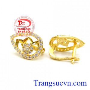 Bông tai dịu dàng như ngọc.