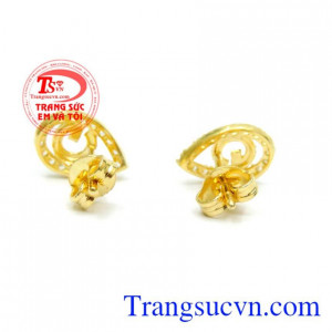 Bông tai xinh đẹp khéo léo.