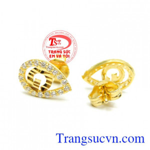 Bông tai xinh đẹp khéo léo.