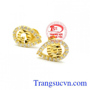 Bông tai xinh đẹp khéo léo.