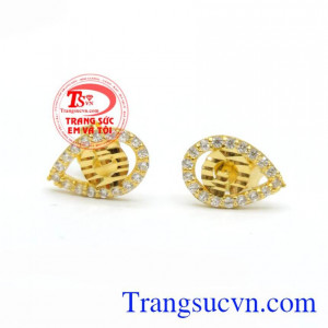 Bông tai xinh đẹp khéo léo.