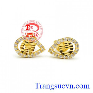 Đẹp đến từng chi tiết mẫu bông tai còn sở hữu đá sắc tím nổi bần bật mang lại nét quyến rũ khó cưỡng cho bất kỳ cô gái nào diện mẫu này.