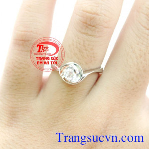 Nhẫn nữ hoa hồng cầu hôn, nhẫn nữ vàng trắng thiết kế nhẹ nhàng, lấy ý tưởng từ vẻ đẹp nồng cháy của hoa hồng Bungari, loài hoa tượng trưng cho tình yêu vĩnh cửu, chiếc nhẫn là biểu tượng, là minh chứng cho tình yêu đôi lứa, gắn kết yêu thương