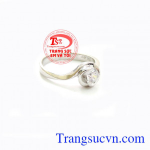 Nhẫn nữ hoa hồng cầu hôn, nhẫn nữ vàng trắng thiết kế nhẹ nhàng, lấy ý tưởng từ vẻ đẹp nồng cháy của hoa hồng Bungari, loài hoa tượng trưng cho tình yêu vĩnh cửu, chiếc nhẫn là biểu tượng, là minh chứng cho tình yêu đôi lứa, gắn kết yêu thương