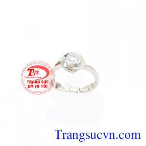 Nhẫn nữ hoa hồng cầu hôn, nhẫn nữ vàng trắng thiết kế nhẹ nhàng, lấy ý tưởng từ vẻ đẹp nồng cháy của hoa hồng Bungari, loài hoa tượng trưng cho tình yêu vĩnh cửu, chiếc nhẫn là biểu tượng, là minh chứng cho tình yêu đôi lứa, gắn kết yêu thương