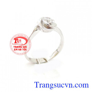 Nhẫn nữ hoa hồng cầu hôn, nhẫn nữ vàng trắng thiết kế nhẹ nhàng, lấy ý tưởng từ vẻ đẹp nồng cháy của hoa hồng Bungari, loài hoa tượng trưng cho tình yêu vĩnh cửu, chiếc nhẫn là biểu tượng, là minh chứng cho tình yêu đôi lứa, gắn kết yêu thương