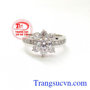 Chiếc nhẫn kỉ niệm 1 năm yêu, chiếc nhẫn nữ vàng trắng đính đá dọc hai bên má tạo độ sáng, thiết kế hình cánh hoa lộng lẫy là món quà kỉ niệm 1 năm tình yêu, giúp giữ cho tình yêu những dư vị ngọt ngào và thể hiện mong muốn gắn bó cùng ngày trong tiếp nhữ