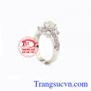 Chiếc nhẫn kỉ niệm 1 năm yêu, chiếc nhẫn nữ vàng trắng đính đá dọc hai bên má tạo độ sáng, thiết kế hình cánh hoa lộng lẫy là món quà kỉ niệm 1 năm tình yêu, giúp giữ cho tình yêu những dư vị ngọt ngào và thể hiện mong muốn gắn bó cùng ngày trong tiếp nhữ