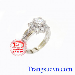 Chiếc nhẫn kỉ niệm 1 năm yêu, chiếc nhẫn nữ vàng trắng đính đá dọc hai bên má tạo độ sáng, thiết kế hình cánh hoa lộng lẫy là món quà kỉ niệm 1 năm tình yêu, giúp giữ cho tình yêu những dư vị ngọt ngào và thể hiện mong muốn gắn bó cùng ngày trong tiếp nhữ