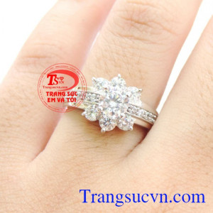 Chiếc nhẫn kỉ niệm 1 năm yêu, chiếc nhẫn nữ vàng trắng đính đá dọc hai bên má tạo độ sáng, thiết kế hình cánh hoa lộng lẫy là món quà kỉ niệm 1 năm tình yêu, giúp giữ cho tình yêu những dư vị ngọt ngào và thể hiện mong muốn gắn bó cùng ngày trong tiếp nhữ