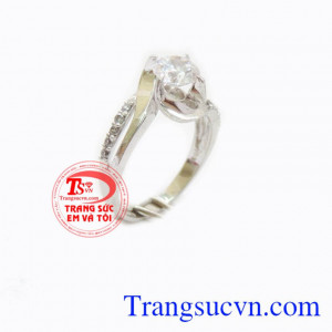 Nhẫn nữ hòa chung nhịp đập, nhẫn nữ vàng trắng thiết kế với những đường cong tinh tế uốn vào xung quanh mặt đá ở giữa thể hiện sự kết nối và ước mong được đoàn tụ, hạnh phúc