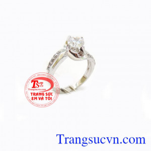 Chiếc nhẫn làm quà đính hôn vô cùng sang trọng và ý nghĩa mà người ấy xứng đáng được nhận. Chiếc nhẫn nữ đẹp, thời trang, nhẫn nữ vàng trắng 10k