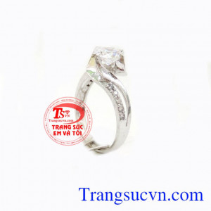 Nhẫn nữ hòa chung nhịp đập, nhẫn nữ vàng trắng thiết kế với những đường cong tinh tế uốn vào xung quanh mặt đá ở giữa thể hiện sự kết nối và ước mong được đoàn tụ, hạnh phúc