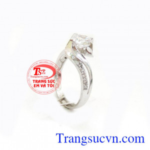 Chiếc nhẫn làm quà đính hôn vô cùng sang trọng và ý nghĩa mà người ấy xứng đáng được nhận. Chiếc nhẫn nữ đẹp, thời trang, nhẫn nữ vàng trắng 10k