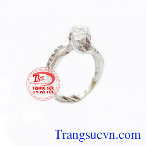 Nhẫn nữ hòa chung nhịp đập, nhẫn nữ vàng trắng thiết kế với những đường cong tinh tế uốn vào xung quanh mặt đá ở giữa thể hiện sự kết nối và ước mong được đoàn tụ, hạnh phúc