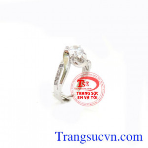 Nhẫn nữ hòa chung nhịp đập, nhẫn nữ vàng trắng thiết kế với những đường cong tinh tế uốn vào xung quanh mặt đá ở giữa thể hiện sự kết nối và ước mong được đoàn tụ, hạnh phúc