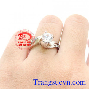 Chiếc nhẫn làm quà đính hôn vô cùng sang trọng và ý nghĩa mà người ấy xứng đáng được nhận. Chiếc nhẫn nữ đẹp, thời trang, nhẫn nữ vàng trắng 10k