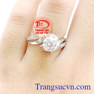 Nhẫn nữ hòa chung nhịp đập, nhẫn nữ vàng trắng thiết kế với những đường cong tinh tế uốn vào xung quanh mặt đá ở giữa thể hiện sự kết nối và ước mong được đoàn tụ, hạnh phúc