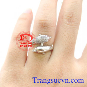 Trang sức với biểu tượng cá heo luôn là những sản phẩm nhận được nhiều sự yêu thích của nữ giới và trẻ em