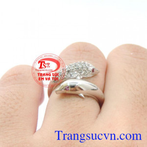 Nhẫn nữ mặt cá heo may mắn với thiết kế trẻ trung và hiện đại mang đến cho bạn một sản phẩm trang sức trẻ trung và đầy cuốn hút