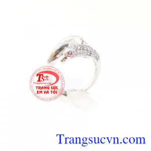 Nhẫn nữ cá heo cuốn hút, người ta thường tặng cho nhau những món quà với biểu tượng cá heo như một lời chúc đầy ấm áp về niềm vui, sức khỏe và hạnh phúc