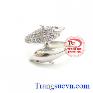 Trang sức với biểu tượng cá heo luôn là những sản phẩm nhận được nhiều sự yêu thích của nữ giới và trẻ em