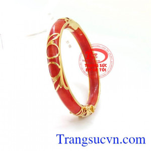 Chuẩn chất lượng, thiết kế với những kiểu bọc vàng cùng hoa văn phong phú, sang trọng. Vòng tay ngọc đỏ trẻ trung