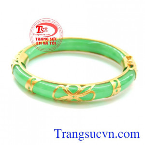 Chiếc vòng tay ngọc đẹp. 