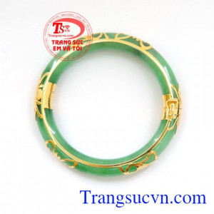 Hoa văn tinh tế là món quà ý nghĩa dành cho người ấy, mẹ, bà. Vòng bọc vàng quý phái