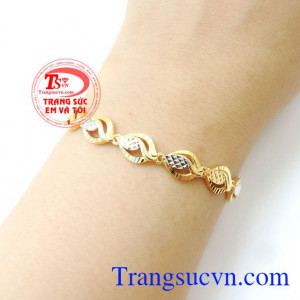 Lắc Vàng Tây 10k Cho Nữ Đẹp chế tác tinh xảo tạo nên một sản phẩm nữ trang hiện đại và trẻ trung giúp cho bạn gái thêm phần nữ tính. Chiếc Vòng Tay Nữ Sang Chảnh