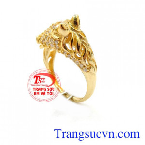 Chiếc nhẫn được thiết kế tinh tế sắc nét đầu của chú ngựa hợp với nữ chủ nhân tuổi ngọ. Sản phẩm uy tín chất lượng giao bán trên toàn quốc.
