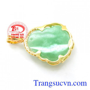 Và con người tin rằng nụ cười nội tâm của vị Bồ Tát này mạnh tới mức nó luôn tỏa sáng trên khuôn mặt hiền từ