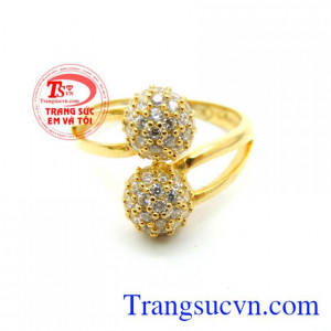 Chiếc Nhẫn Vàng Độc Đáo đẹp sang trọng nhưng không kém phần quý phái nhẫn được đính nhiều đá nhỏ lung linh tạo nên vẻ đẹp cho sản phẩm sẽ khiến bàn tay nhỏ xinh của nữ chủ nhân thon thả.