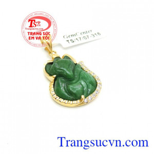 Người ta tin rằng, phụ nữ đeo đá hồ ly phong thủy có tác dụng tăng vận may về tình cảm, nhân duyên khác giới, cải thiện tình cảm lứa đôi, ngăn chặn tình trạng chồng ngoại tình hay xuất hiện kẻ thứ ba phá hoại tình cảm. Mặt hồ ly vàng 14k