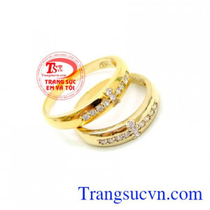 Cặp Nhẫn Cưới Tình Yêu Thiên Chúa thiết kế đơn giản tinh tế kết hợp với sự khéo léo để trang trí thêm cho chiếc nhẫn với những viên đá nhỏ lung linh cách điệu đính đá CZ trên thân nhẫn như mong muốn hạnh phúc đôi lứa sau hôn nhân