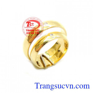 Nhẫn Cưới Kim Cương Vàng 10k mang dáng vẻ mềm mại và dịu nhẹ, gợi lên sự ấm áp, nồng nàn, lãng mạn và sâu sắc của tình yêu nhẫn cưới mang vẻ đẹp của tình yêu đam mê tượng trăng cho tình yêu của đôi trai gái yêu nhau