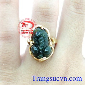 Tỳ hưu ngọc bọc vàng nhẫn nữ, nhẫn nữ ngọc cẩm thạch thiên khiên chạm khắc tỳ hưu mông to phong thủy, chiếc nhẫn nữ ngọc giúp giữ tâm luôn yên tịnh, thanh thản, đem lại bình yên và may mắn về tài lộc, nhẫn bọc vàng tây 14k sang đẹp, bền màu