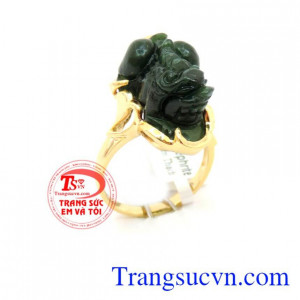 Tỳ hưu ngọc bọc vàng nhẫn nữ, nhẫn nữ ngọc cẩm thạch thiên khiên chạm khắc tỳ hưu mông to phong thủy, chiếc nhẫn nữ ngọc giúp giữ tâm luôn yên tịnh, thanh thản, đem lại bình yên và may mắn về tài lộc, nhẫn bọc vàng tây 14k sang đẹp, bền màu