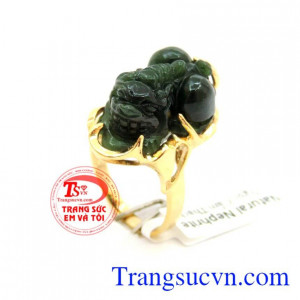 Tỳ hưu ngọc bọc vàng nhẫn nữ, nhẫn nữ ngọc cẩm thạch thiên khiên chạm khắc tỳ hưu mông to phong thủy, chiếc nhẫn nữ ngọc giúp giữ tâm luôn yên tịnh, thanh thản, đem lại bình yên và may mắn về tài lộc, nhẫn bọc vàng tây 14k sang đẹp, bền màu